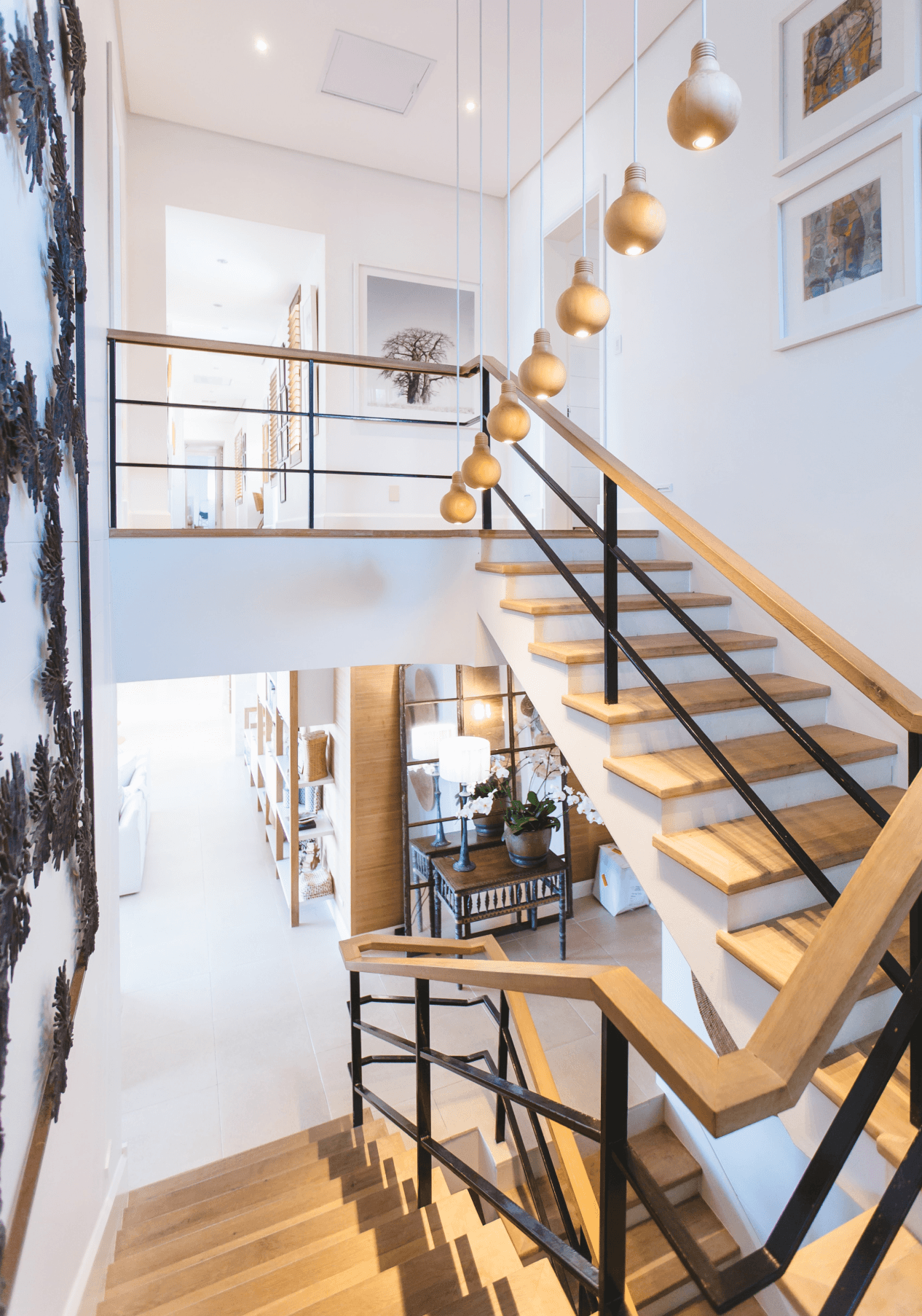 Interior moderno con escalera de madera